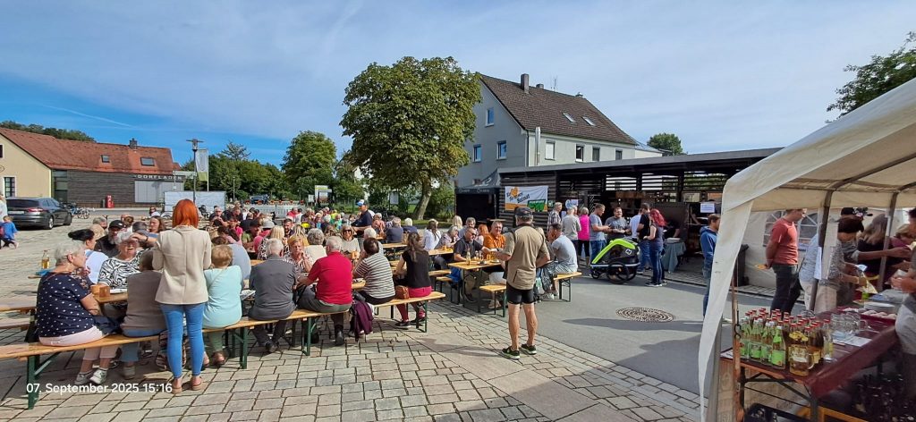 Backofenfest 2025 am Dorfplatz in Schwarzenbach.